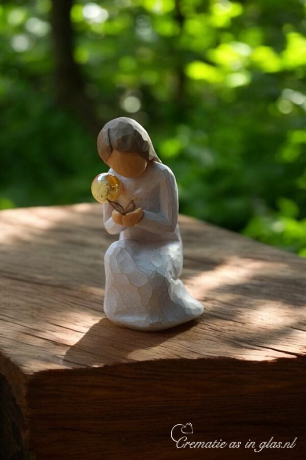 WTU8006 | Willow Tree Quiet Wonder met mini urn