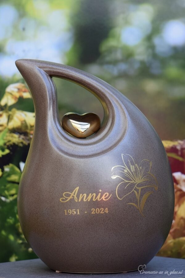 Teardrop shape urn