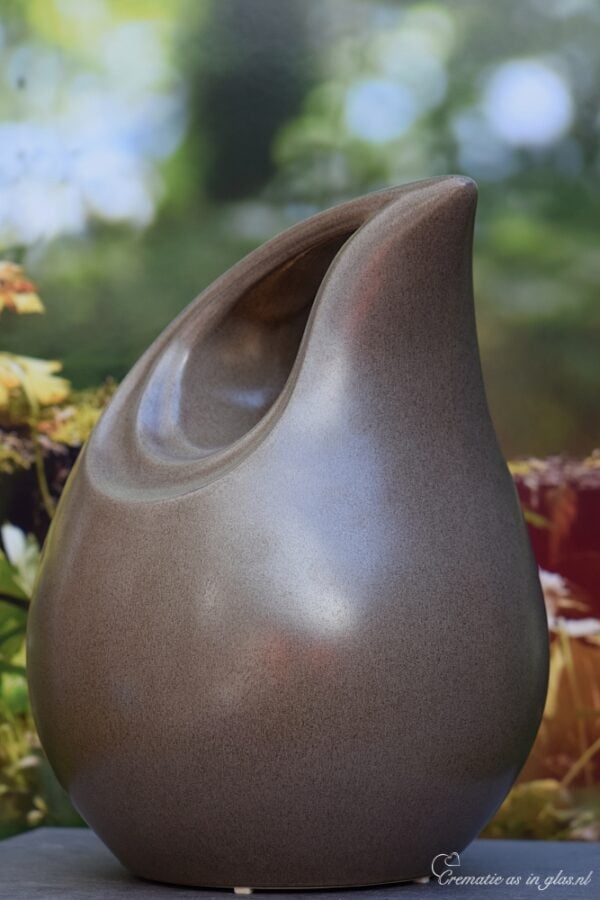 Back of drop-shaped urn